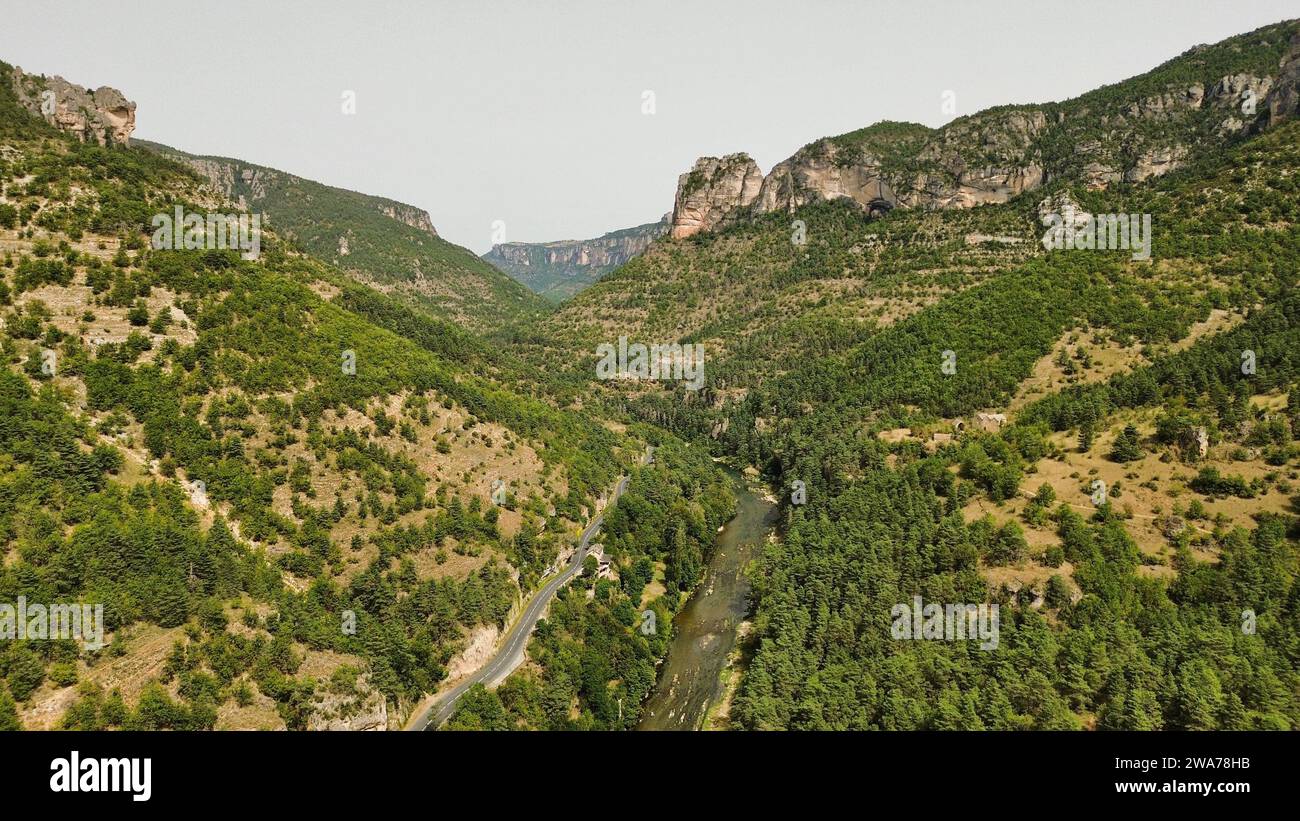 Riprese aeree con drone delle Gorges du Tarn Lozere Francia profondo canyon di calcare scogliere del fiume Tarn valle scenografica e formazioni rocciose pittoresche Foto Stock