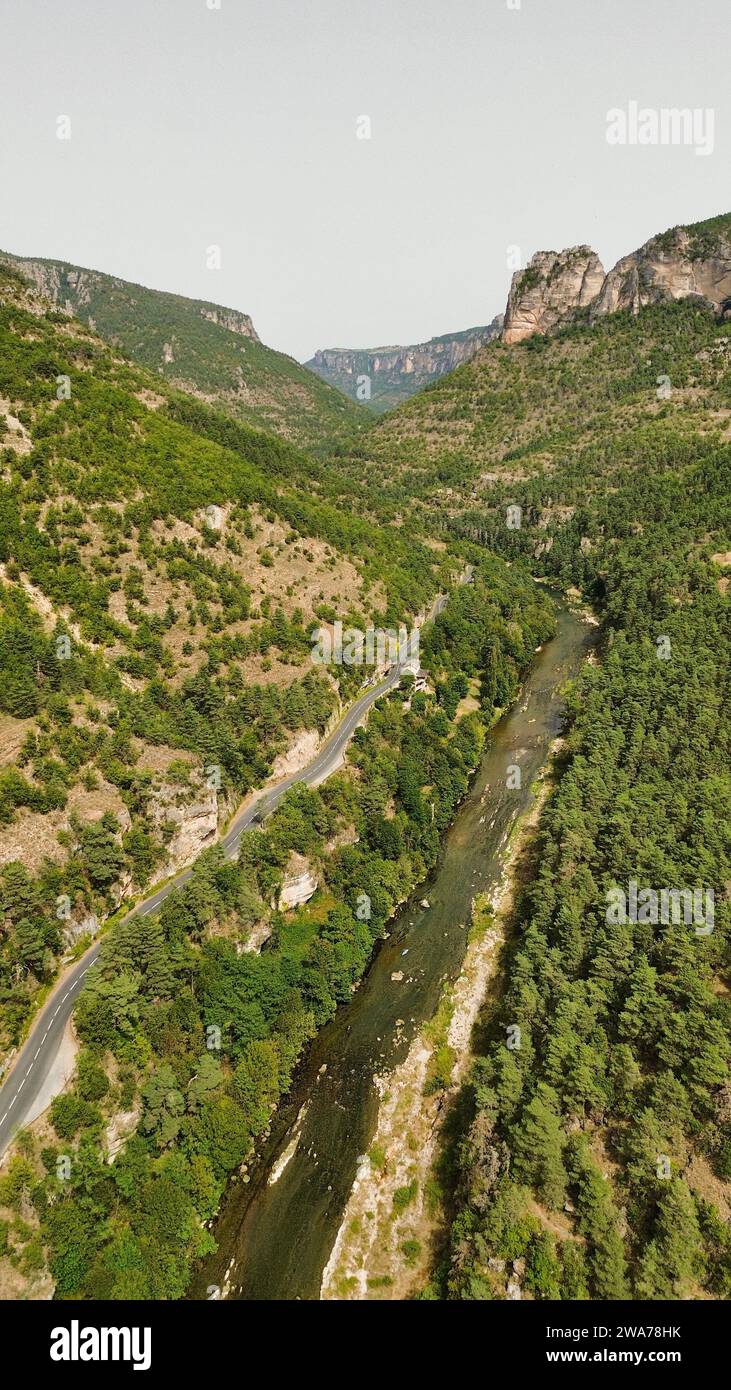 Riprese aeree con drone delle Gorges du Tarn Lozere Francia profondo canyon di calcare scogliere del fiume Tarn valle scenografica e formazioni rocciose pittoresche Foto Stock