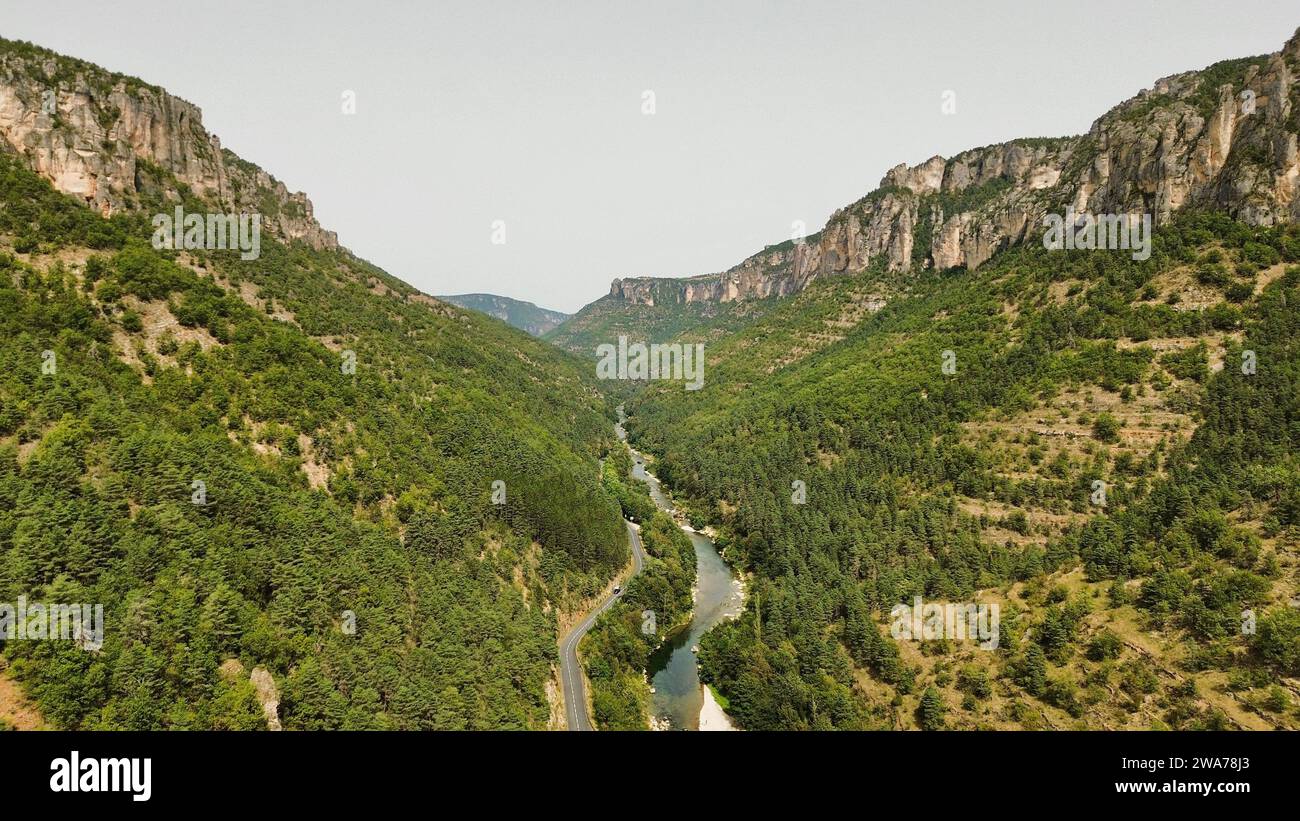 Riprese aeree con drone delle Gorges du Tarn Lozere Francia profondo canyon di calcare scogliere del fiume Tarn valle scenografica e formazioni rocciose pittoresche Foto Stock