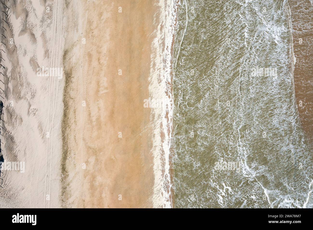 foto aerea sopra la spiaggia di sabbia con strisce verticali Foto Stock