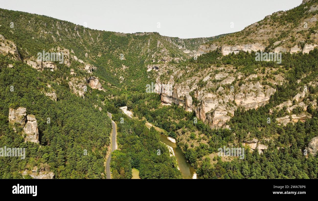 Riprese aeree con drone delle Gorges du Tarn Lozere Francia profondo canyon di calcare scogliere del fiume Tarn valle scenografica e formazioni rocciose pittoresche Foto Stock