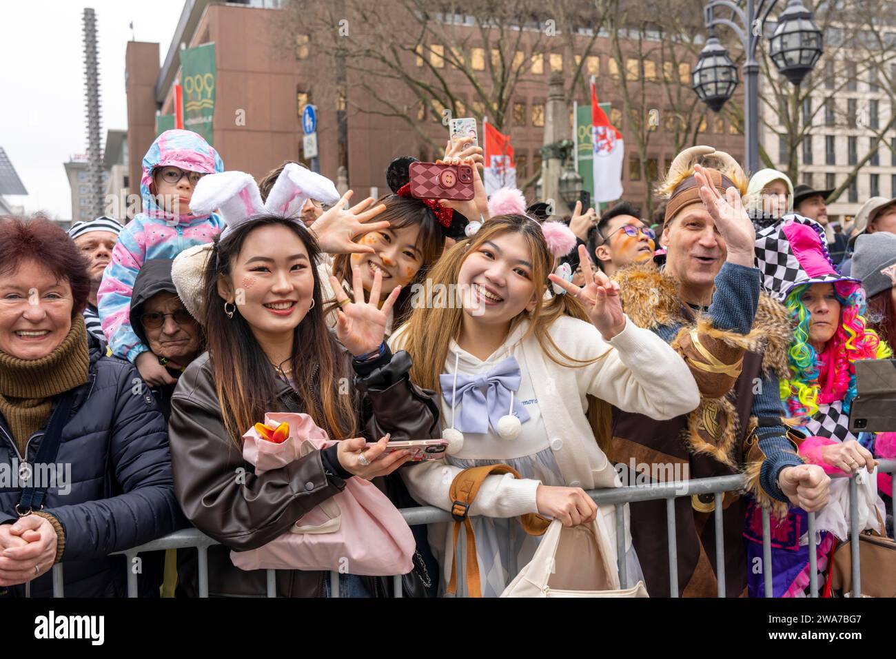 Sfilata del lunedì delle rose a Düsseldorf, spettatori asiatici, al carnevale di strada, NRW, Germania Foto Stock