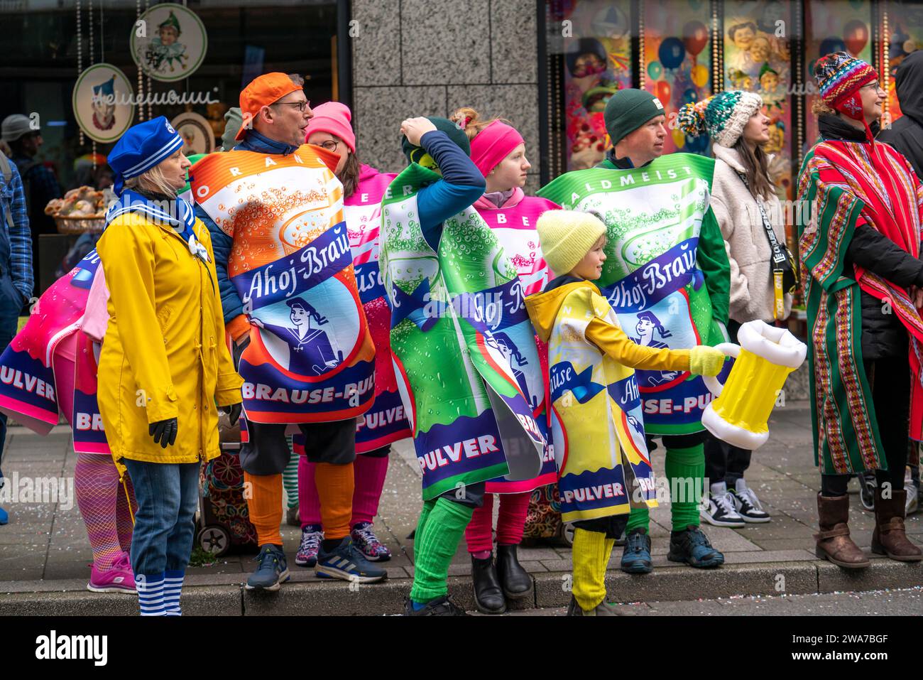 Sfilata del lunedì delle rose a Düsseldorf, spettatori, in costume, al carnevale di strada, NRW, Germania Foto Stock