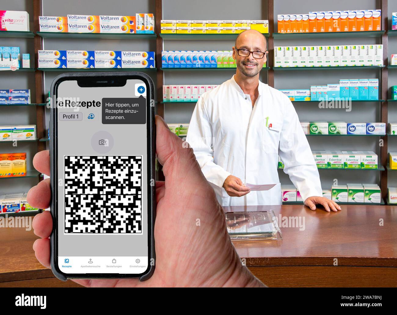 L'immagine simbolica di una prescrizione elettronica, una prescrizione rilasciata da un medico, con codice QR, viene scansionata utilizzando un telefono cellulare e un'app speciale, il codice è il Foto Stock