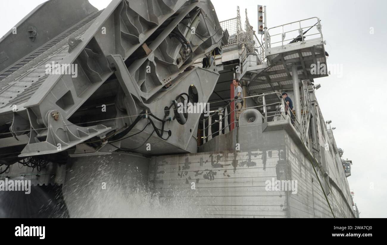 Forze militari STATUNITENSI. 160315VY429-010 DOUALA, Camerun (15 marzo 2016) la nave da trasporto veloce USNS Spearhead (T-EPF 1) del Military Sealift Command si prepara a partire dal porto a sostegno dell'esercitazione Obangame/Saharan Express 2016 (OESE16) 15 marzo 2016. OESE16 è un'esercitazione marittima multinazionale sponsorizzata dal U.S. Africa Command, progettata per aumentare la sicurezza marittima nel Golfo di Guinea. (Foto dell'esercito degli Stati Uniti di staff Sgt. Lea Anne Cuatt/rilasciata) Foto Stock