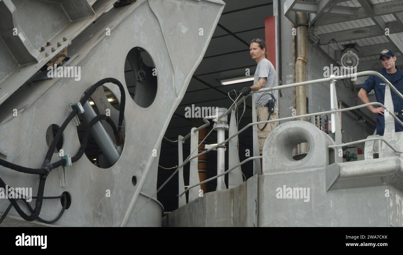 Forze militari STATUNITENSI. 160315VY429-009 DOUALA, Camerun (15 marzo 2016) la nave da trasporto veloce USNS Spearhead (T-EPF 1) del Military Sealift Command si prepara a partire dal porto a sostegno dell'esercitazione Obangame/Saharan Express 2016 (OESE16) 15 marzo 2016. OESE16 è un'esercitazione marittima multinazionale sponsorizzata dal U.S. Africa Command, progettata per aumentare la sicurezza marittima nel Golfo di Guinea. (Foto dell'esercito degli Stati Uniti di staff Sgt. Lea Anne Cuatt/rilasciata) Foto Stock