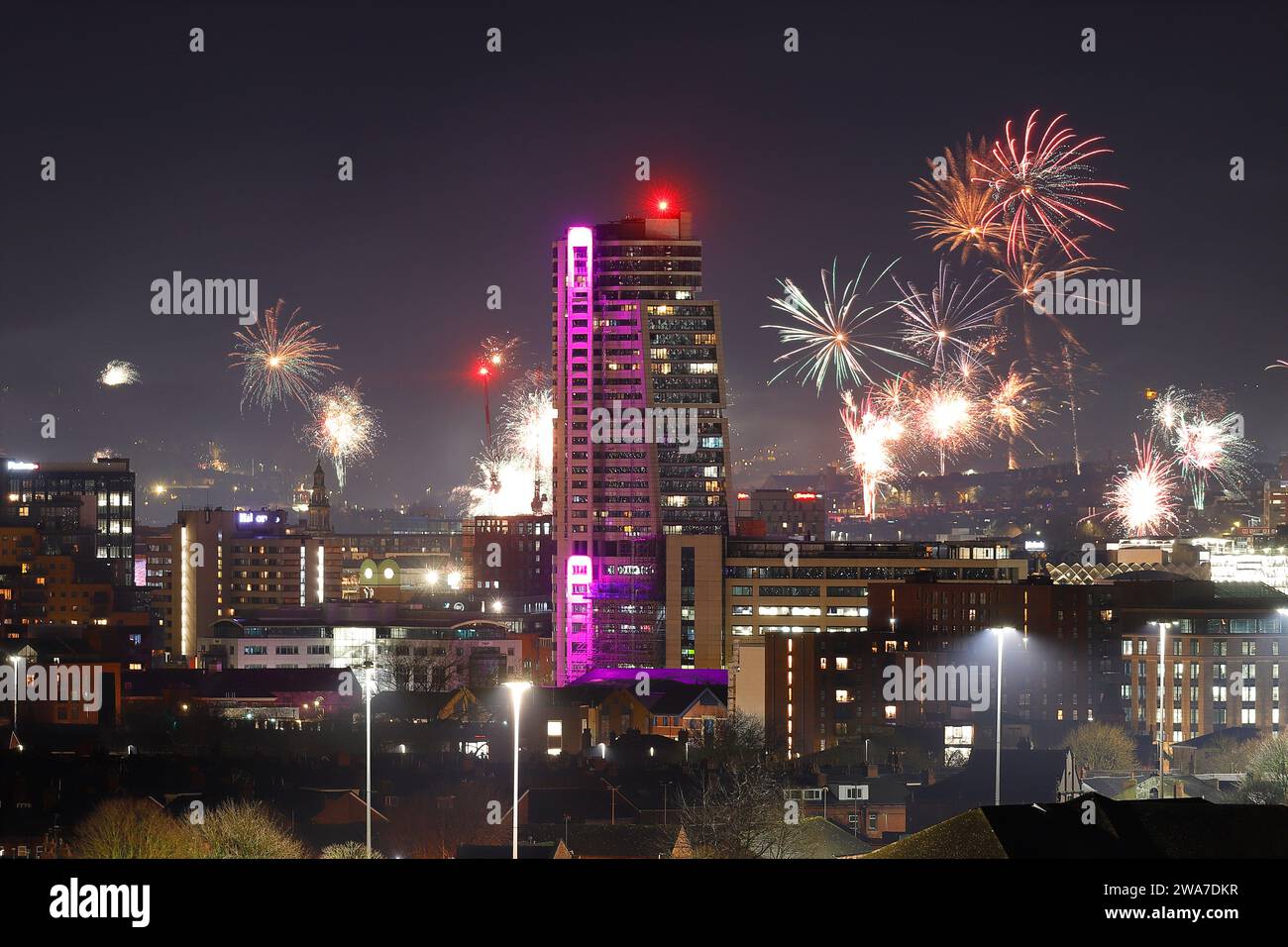 Fuochi d'artificio su Leeds City durante le celebrazioni per il capodanno 2024 Foto Stock