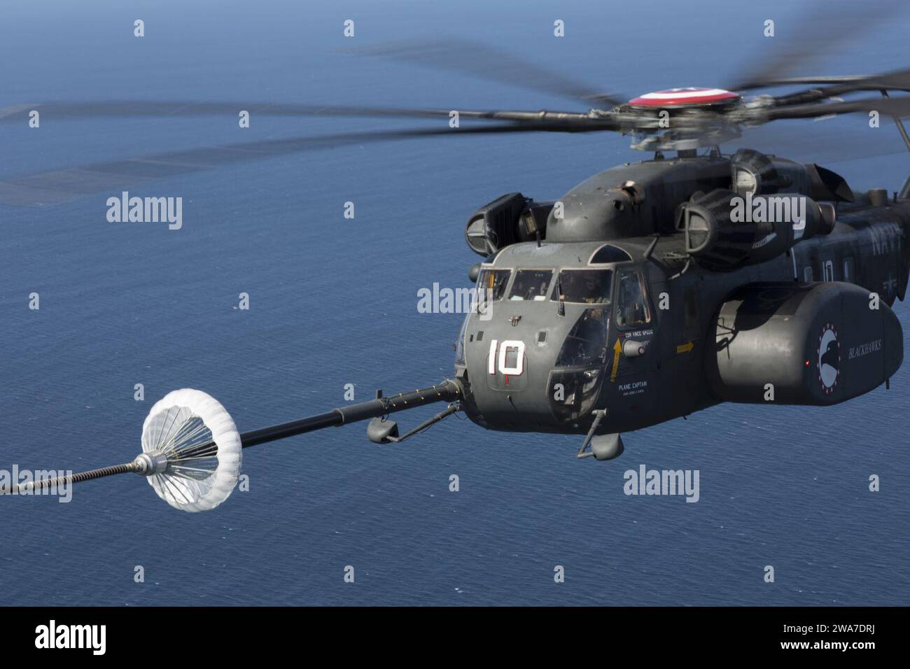 Forze militari STATUNITENSI. Un MH-53E Sea Dragon della US Navy con U.S. Navy Helicopter Mine Countermeasures Squadron 15 si avvicina al tubo di un KC-130J Super Hercules durante un'esercitazione di rifornimento aria-aria vicino alla Marine Corps Air Station Cherry Point, N.C., 30 marzo 2016. Marine Aerial Refueler Transport Squadron 252 ha partecipato a un'esercitazione di rifornimento aereo con l'HM-15 per mantenere l'operabilità interservizio. (Foto del corpo dei Marines degli Stati Uniti di Lance Cpl. Jered T. Stone/rilasciata) Foto Stock