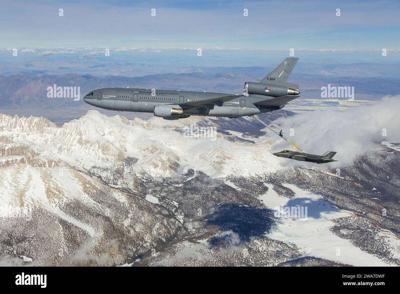 Forze militari STATUNITENSI. BASE AERONAUTICA EDWARDS, CALIFORNIA. -- foto della Royal Netherland's Air Force KDC-10 Tanker e dell'F-35 Joint Strike Fighter che conducono test di rifornimento aereo sopra Mount Whitney, Owens Valley, e il deserto del Mojave occidentale nella California meridionale, 31 marzo 2016. Foto Stock