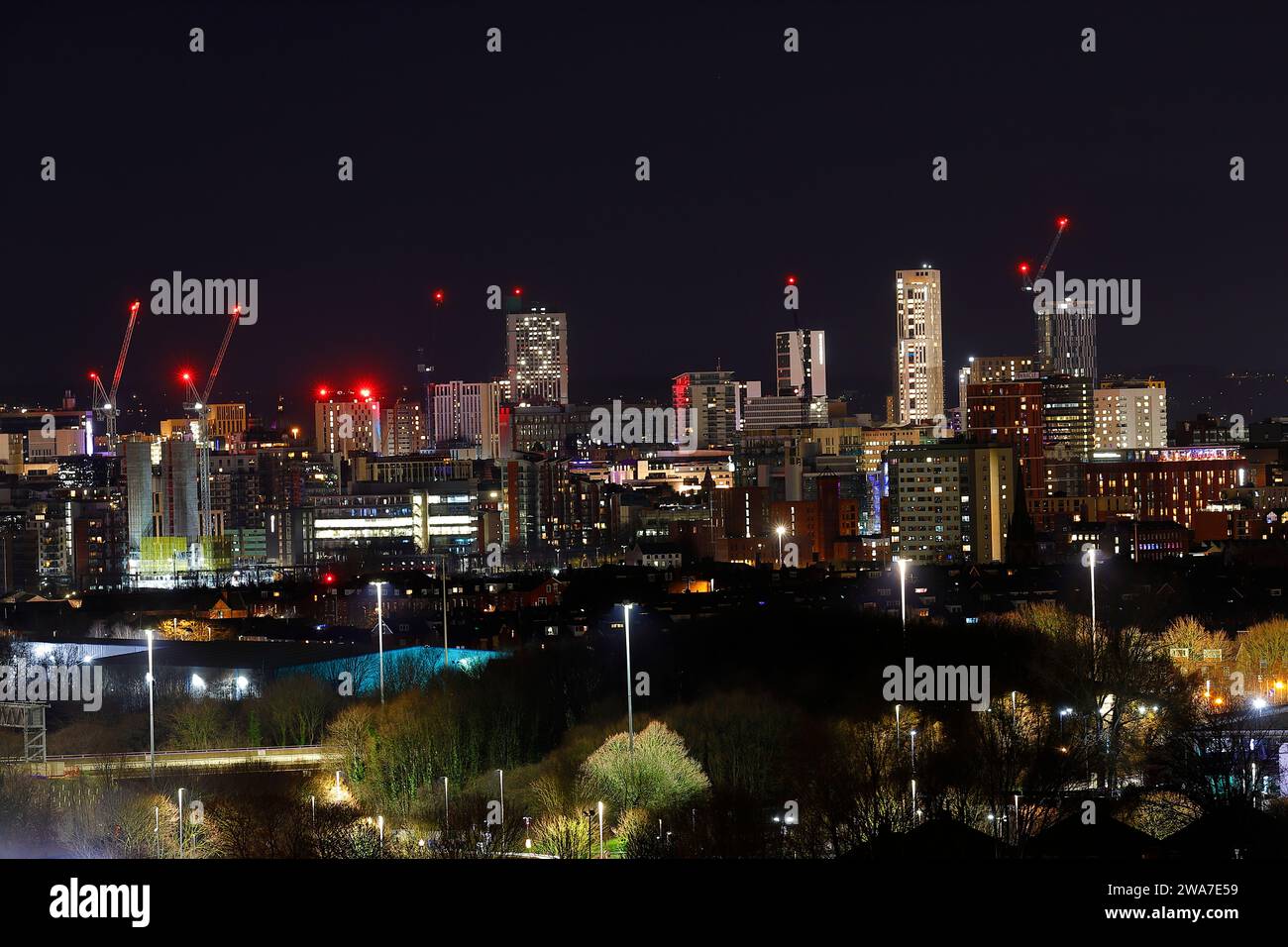 Lo skyline di Leeds City poco prima di mezzanotte della vigilia di Capodanno, quando il cielo si anima di fuochi d'artificio Foto Stock