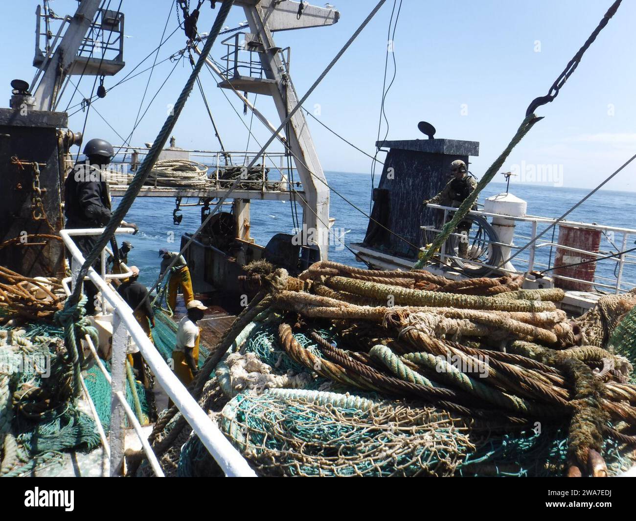 Forze militari STATUNITENSI. 160411XX888-900 (11 aprile 2016) OCEANO ATLANTICO - i membri del distaccamento delle forze dell'ordine della guardia costiera degli Stati Uniti assistono il personale della marina senegalese a condurre l'imbarco di un peschereccio nell'ambito dell'Africa Maritime Law Enforcement Partnership, 11 aprile 2016. L'operazione combinata USA-Senegal è stata condotta dalla nave della marina senegalese Kedougou (OPV 45), la prima volta che l'AMLEP è stata eseguita da una nave navale partner africana. AMLEP è un'iniziativa di cooperazione per la sicurezza del teatro facilitata dalle forze navali degli Stati Uniti Europa-Africa/US 6th Fleet che mira a costruire una natio di partner africani Foto Stock