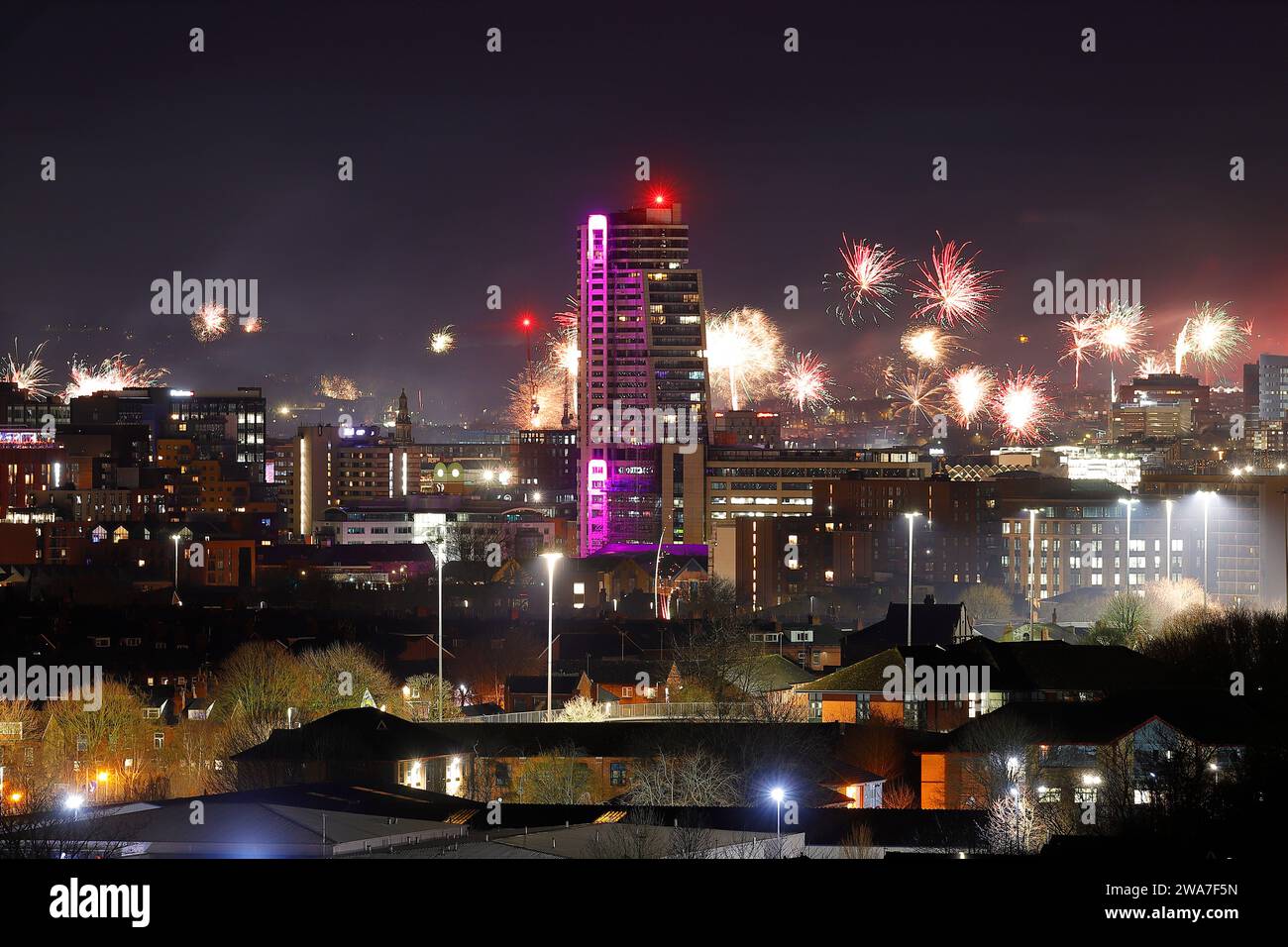 Fuochi d'artificio su Leeds City durante le celebrazioni per il capodanno 2024 Foto Stock