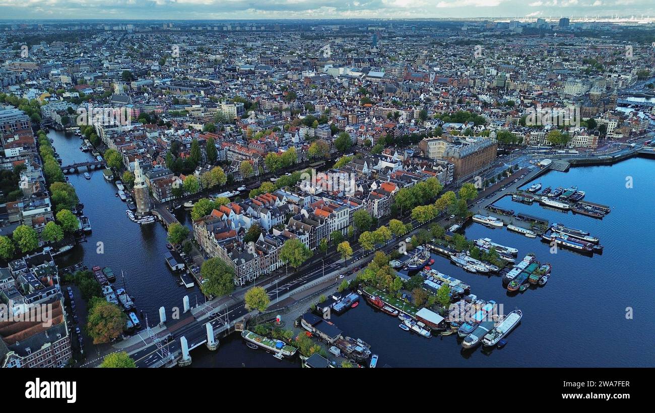 Ripresa aerea con drone dell'iconico anello dei canali di Amsterdam nei Paesi Bassi con architettura di case a timpano, ponti storici e veduta del paesaggio urbano Foto Stock