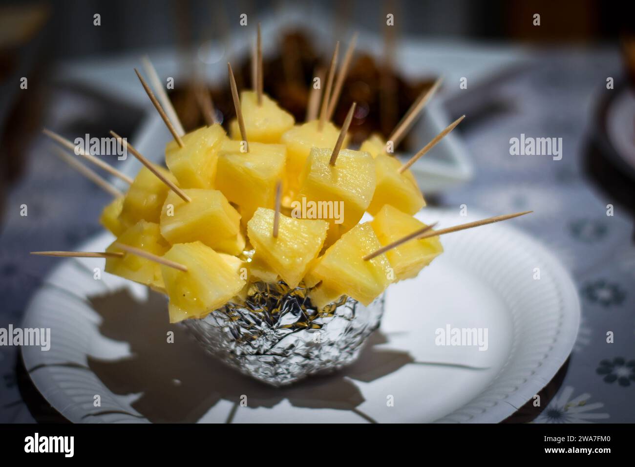 Formaggio e ananas sui bastoncini Foto Stock