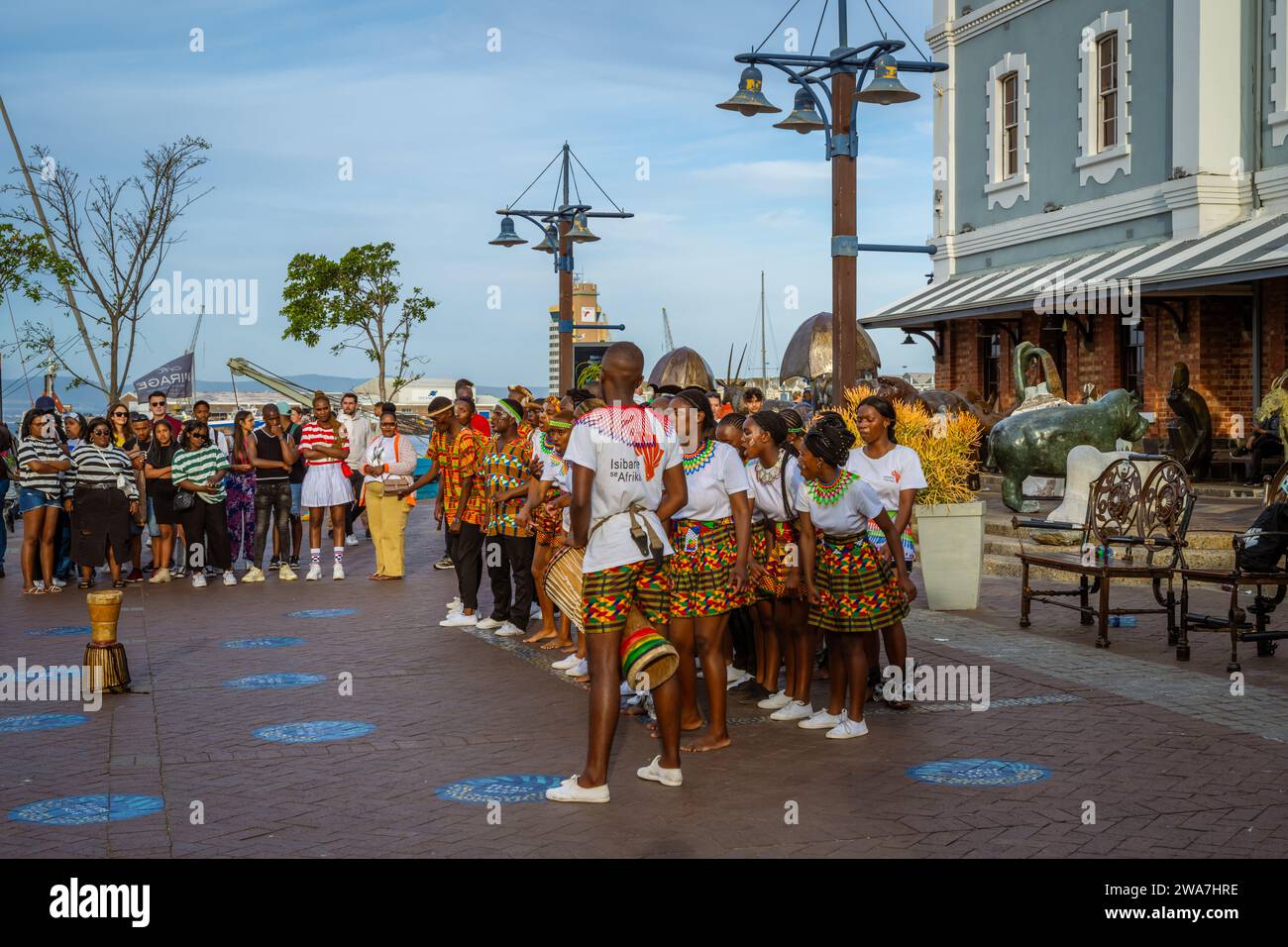 Bambini in abiti tradizionali Zulu che ballano e si esibiscono per le strade di città del Capo, Sud Africa Foto Stock