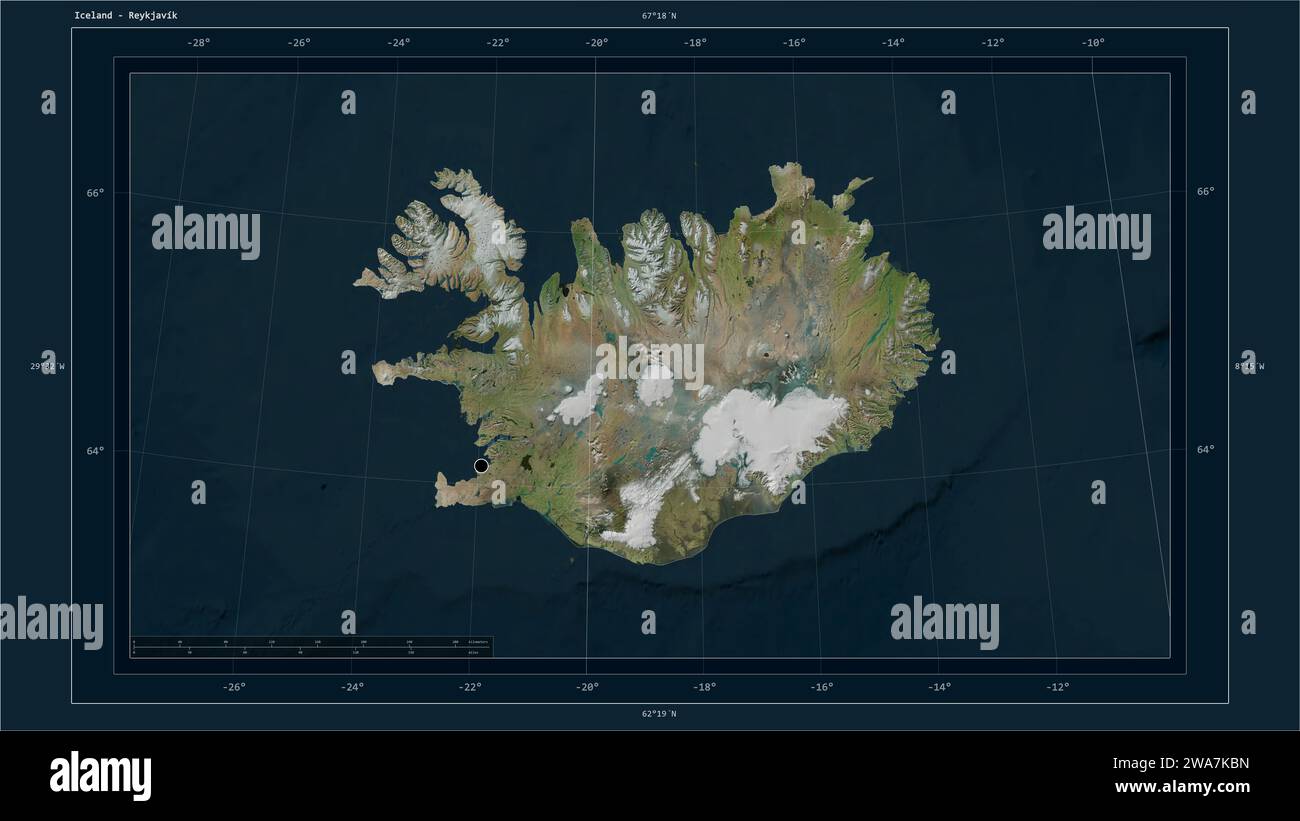 L'Islanda è stata evidenziata su una mappa satellitare ad alta risoluzione con il punto della capitale del paese, la griglia cartografica, la scala della distanza e il coordina confine della mappa Foto Stock