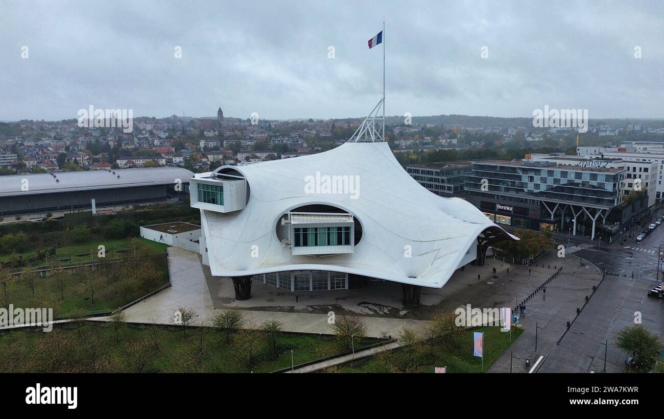 Riprese aeree con drone del Centre Pompidou-Metz di Metz, Francia, museo moderno di arte contemporanea con una struttura del tetto ondulata avant-garde Foto Stock