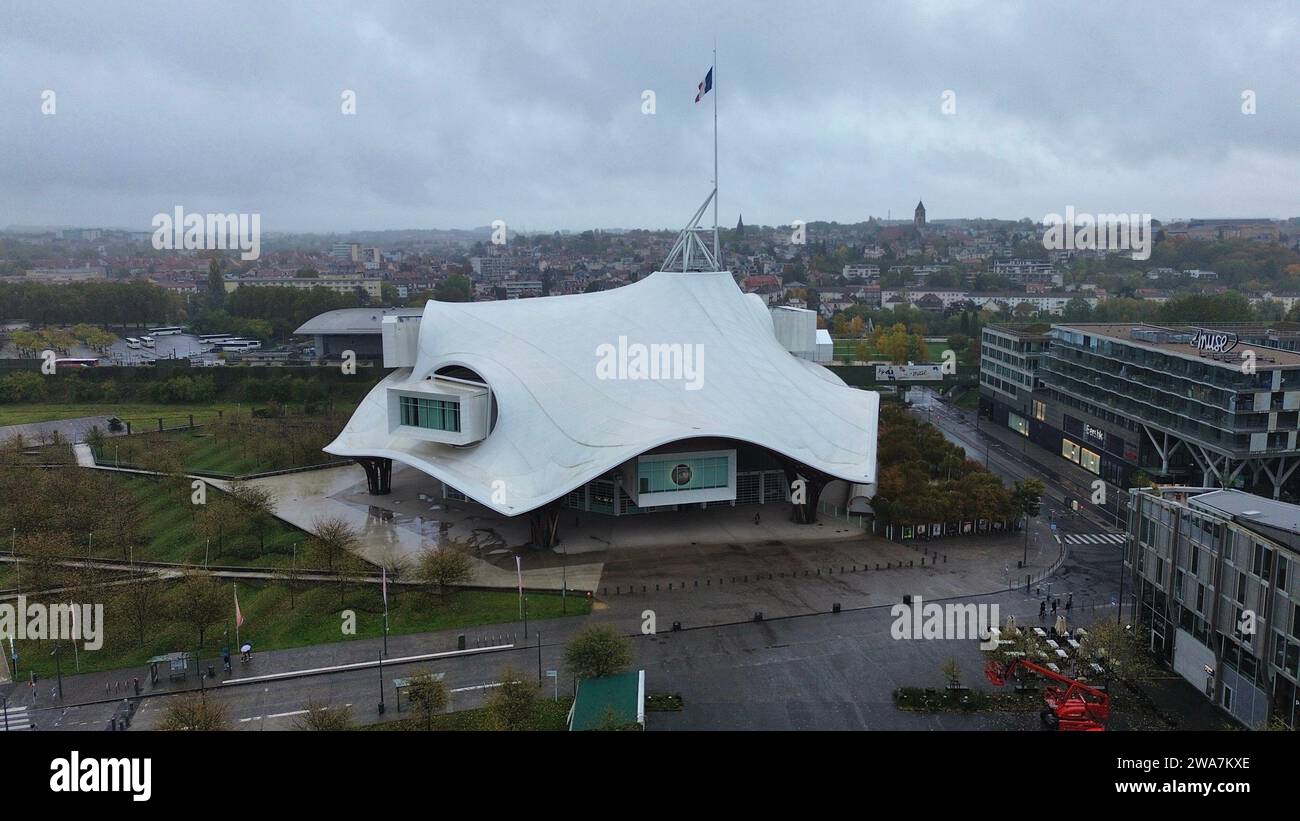 Riprese aeree con drone del Centre Pompidou-Metz di Metz, Francia, museo moderno di arte contemporanea con una struttura del tetto ondulata avant-garde Foto Stock
