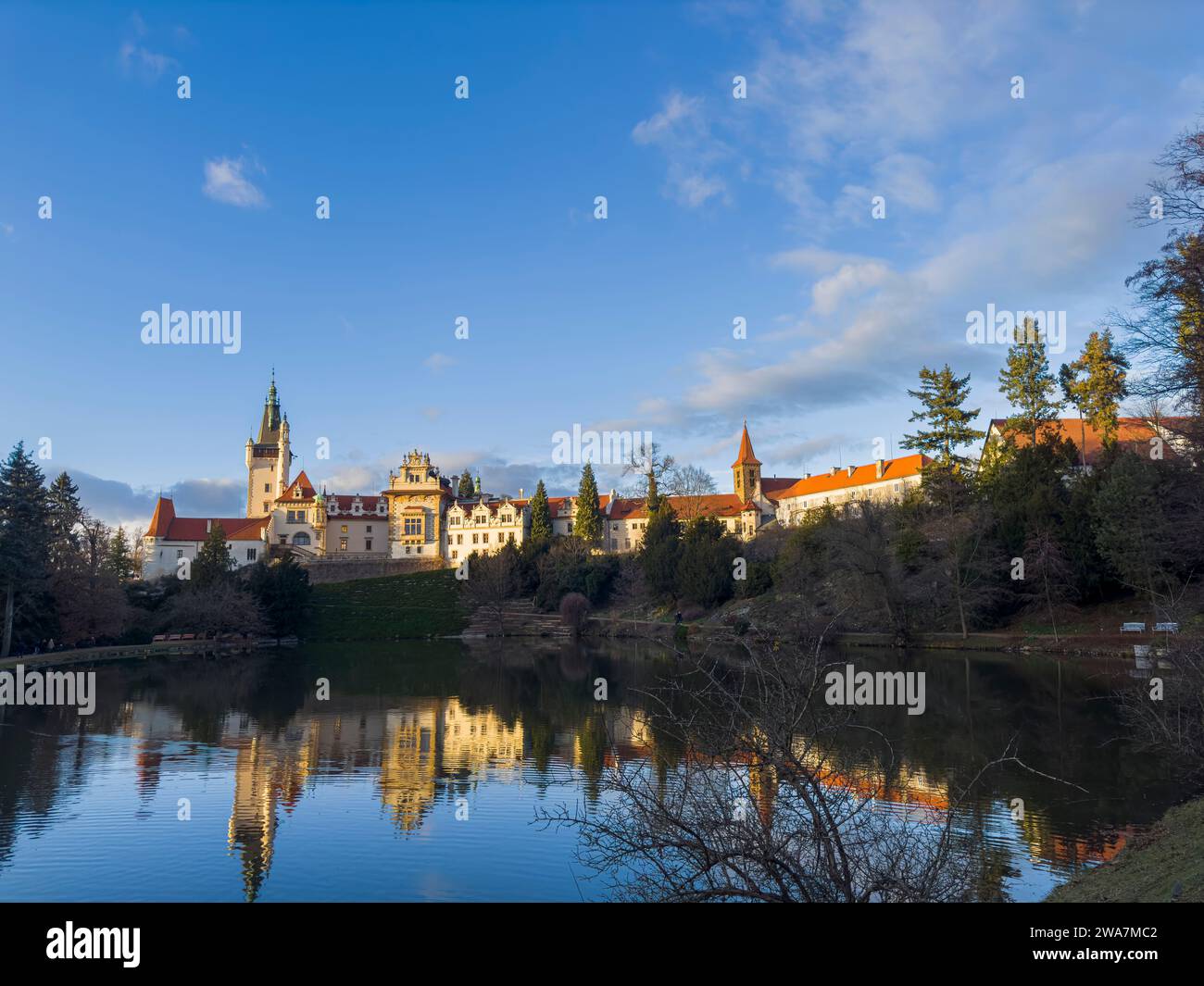 Il paesaggio invernale senza neve del Castello di Pruhonice e dello stagno Podzamecky nel Parco Pruhonice alla periferia di Praga, Repubblica Ceca, 1° gennaio, Foto Stock