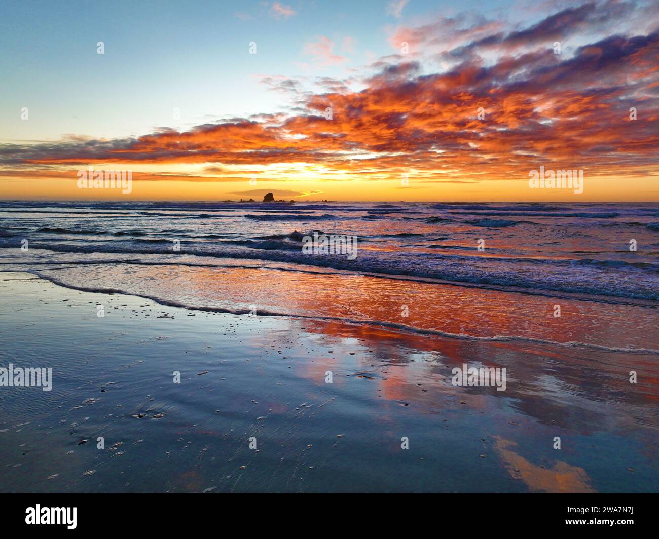 Kauri Mountain Sunrise, nuova Zelanda, Cloud Reflections, Mare, un modo spettacolare per iniziare la giornata Foto Stock