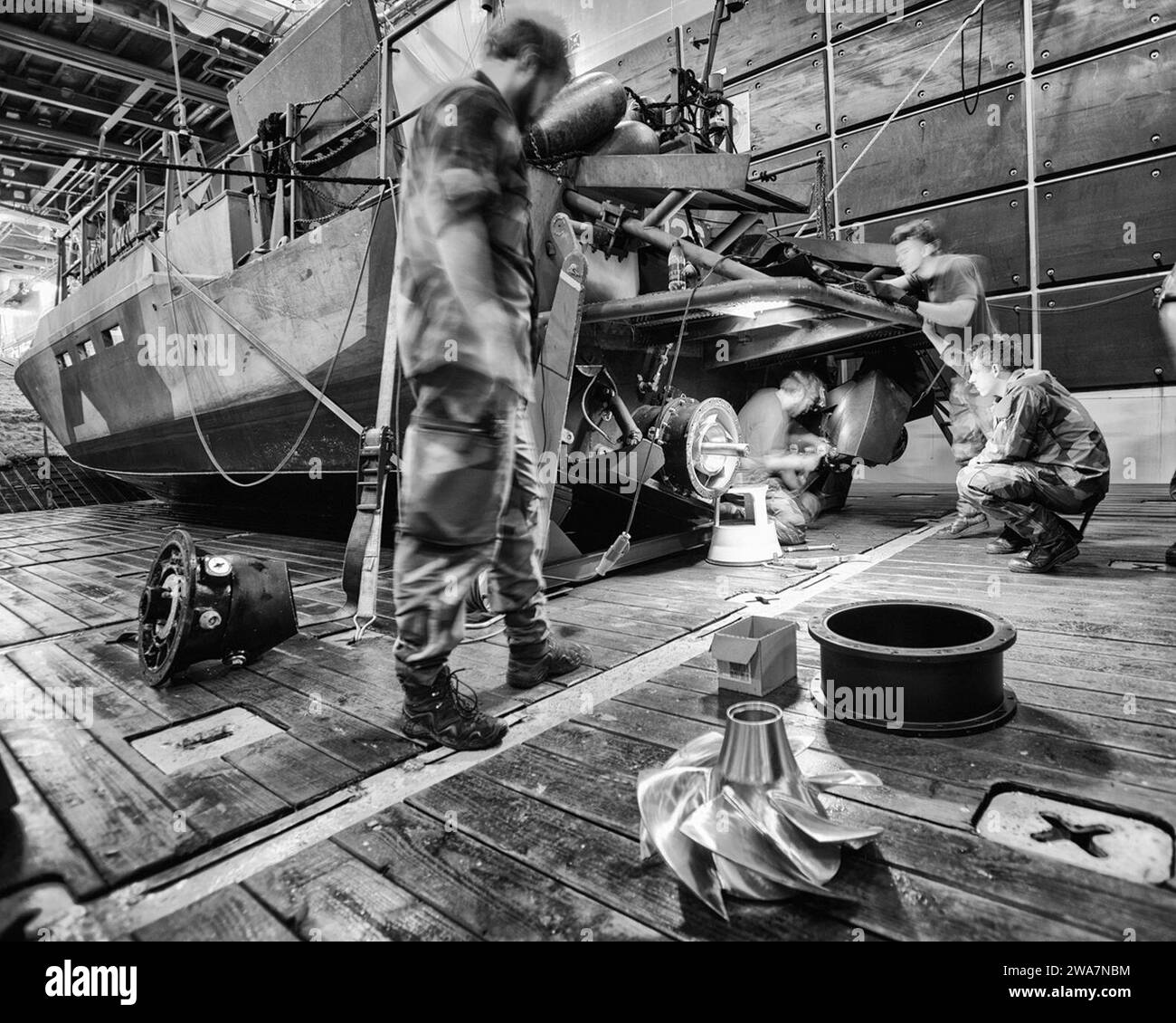 Forze militari STATUNITENSI. MAR BALTICO (8 giugno 2016) Un equipaggio di una nave da combattimento svedese del 1st Marine Regiment effettua manutenzione sulla propria barca nel ponte del pozzo dell'HNLMS Johan De Witt durante l'esercitazione BALTOPS 2016 nel Mar Baltico. Progettato per migliorare la flessibilità e l'interoperabilità, nonché per dimostrare la volontà tra la NATO e le forze partner di difendere la regione baltica, il BALTOPS 2016 coinvolge le forze marittime, terrestri e aeree per rafforzare le capacità di risposta combinate necessarie per garantire la stabilità regionale e promuovere l'amicizia e la comprensione reciproca. (Foto NATO di French Air Force FSgt Foto Stock