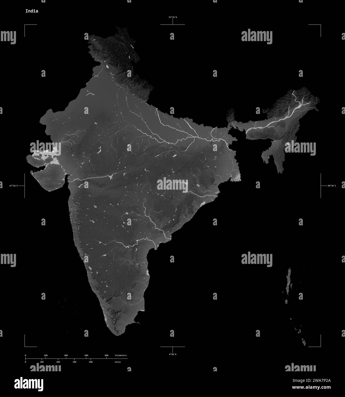 Forma di una mappa di elevazione in scala di grigi con laghi e fiumi dell'India, con scala di distanza e coordinate di confine della mappa, isolati su nero Foto Stock