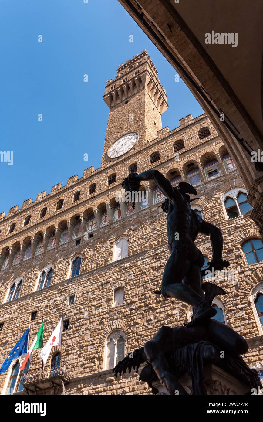 Statua di Perseo decapitata dalla Medusa di benvenuto Cellini alla Loggioa dei Lanzi a Firenze, Palazzo Vecchio nel retro, Italia Foto Stock