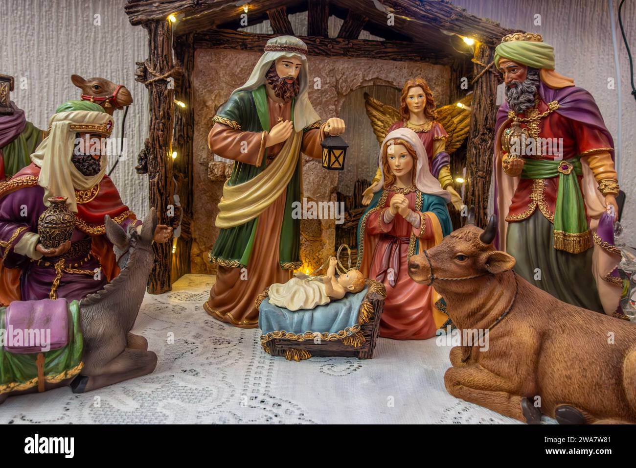 Un presepe biblico che ritrae Nary, Joseph e il bambino Gesù in una stalla di Betlemme Foto Stock