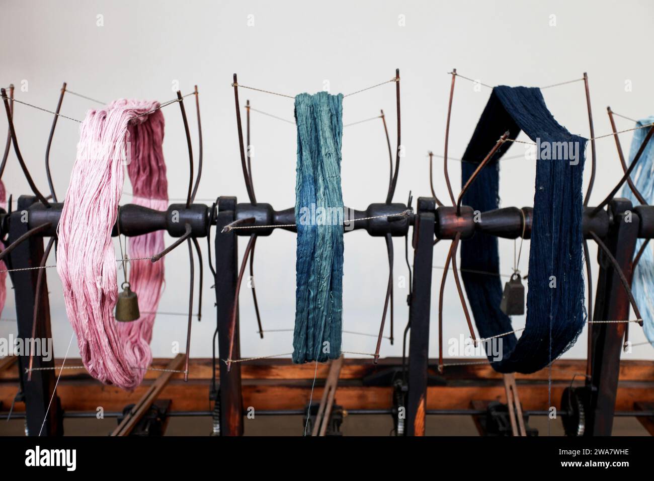 All'interno del Toyota commemorative Museum of Industry and Technology di Nagoya, Giappone. Il cotone viene filato in filo sulle ruote che girano a vuoto. Foto Stock