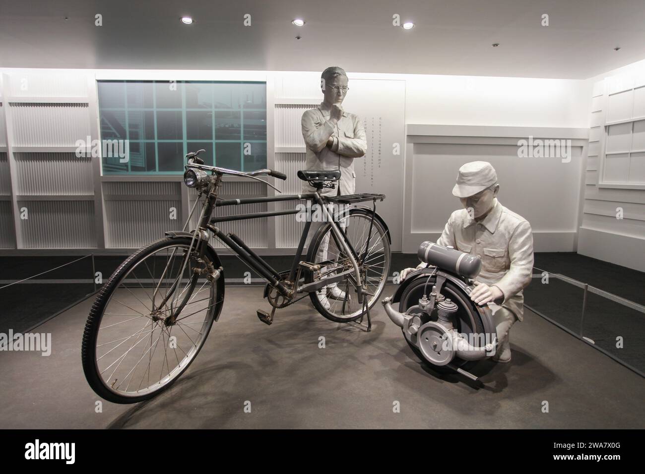 All'interno del Toyota commemorative Museum of Industry and Technology di Nagoya, Giappone. Ecco un display che mostra l'innovazione nella produzione di biciclette elettriche. Foto Stock