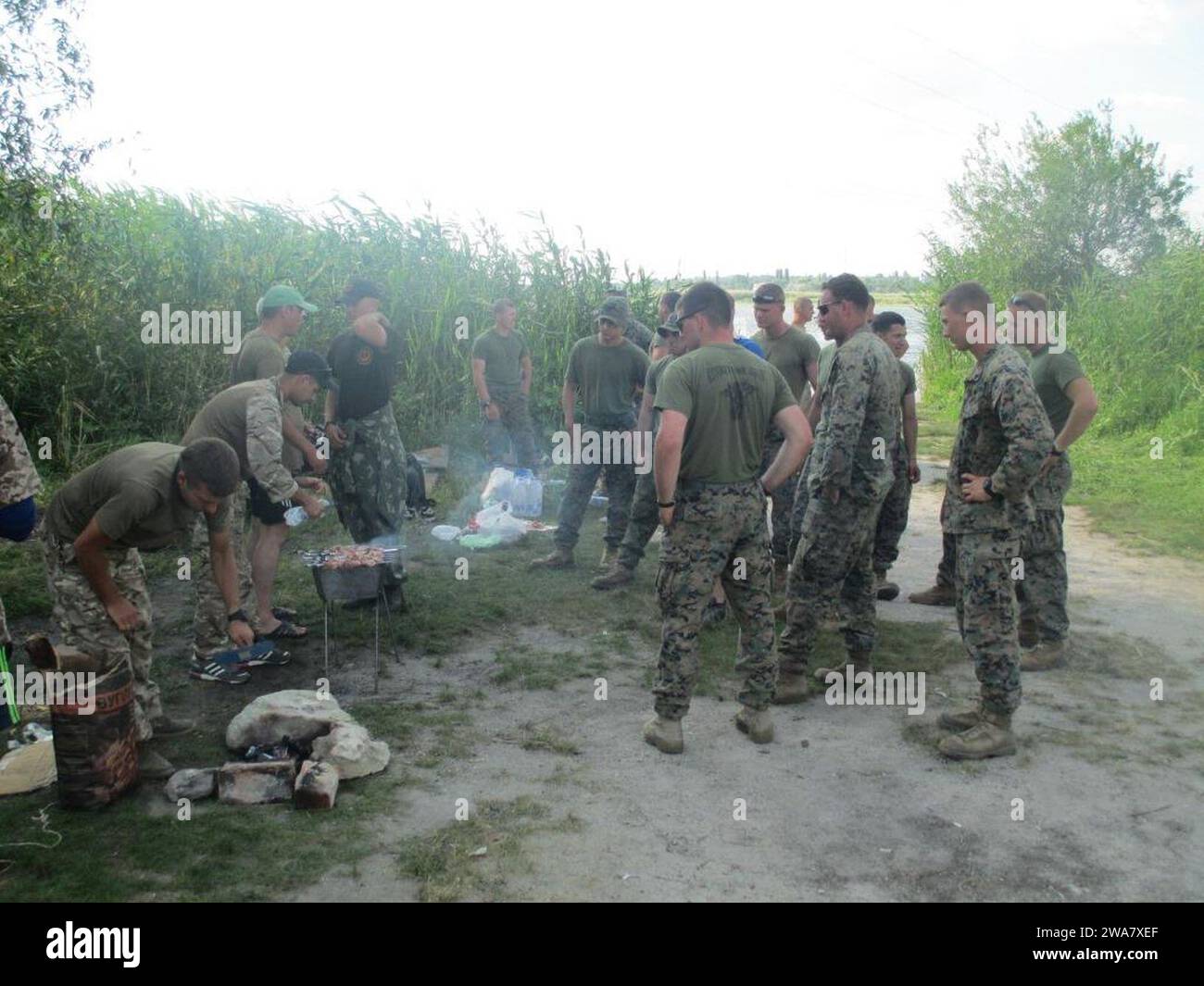 Forze militari STATUNITENSI. 160724ZZ999-001 SHYROKY LAN, Ucraina (24 luglio 2016)- i Marines statunitensi della Fleet Anti-Terrorism Security Team Europe (FASTEUR), del primo plotone e dei Marines ucraini si fermano dall'addestramento per condividere un pasto dopo la parte dell'esercitazione Sea Breeze 2016. Negli ultimi 10 giorni, i Marines statunitensi si sono addestrati con i Marine ucraini su tattiche di fanteria, tra cui operazioni su veicoli, abilità di tiro al volo e formazioni di pattuglia. FASTEUR, primo plotone, con sede a Rota, in Spagna, è pronto a condurre operazioni di pronto intervento per la lotta al terrorismo e la sicurezza al fine di promuovere Foto Stock