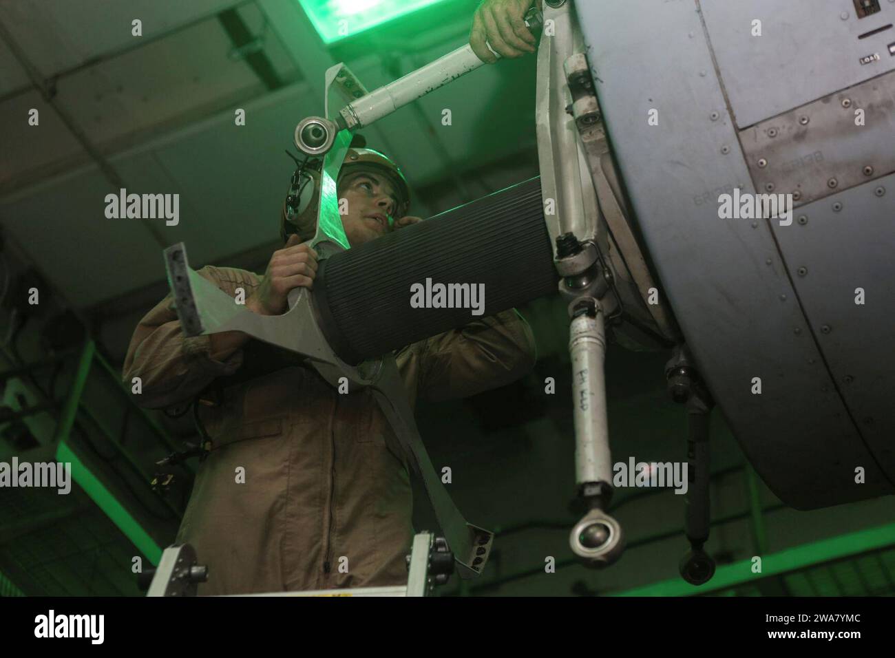 Forze militari STATUNITENSI. 160810AF202-024 MAR MEDITERRANEO (10 agosto 2016) Marines assegnati al Marine Medium Tiltrotor Squadron 264 (rinforzato), 22nd Marine Expeditionary Unit (MEU), conducono manutenzione su un MV-22B Osprey a bordo della nave d'assalto anfibio USS Wasp (LHD 1) il 10 agosto 2016. La 22nd MEU, schierata con il Wasp Amphibious Ready Group, sta conducendo operazioni navali nell'area operativa della 6th Fleet a sostegno degli interessi di sicurezza nazionale degli Stati Uniti in Europa e Africa. (Foto del corpo dei Marines degli Stati Uniti di Lance Cpl. Koby I.. Saunders/rilasciato) Foto Stock