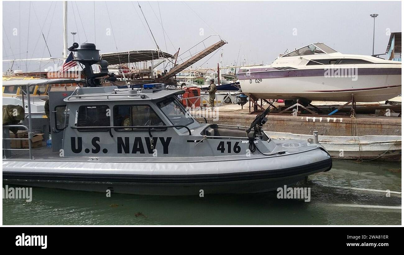 Forze militari STATUNITENSI. 160914NO901-001 PORT DE PECHE, Gibuti (14 settembre 2016) Engineman 2nd Class Jose Cortez, assegnato al Coastal Riverine Squadron Eight fornisce la sicurezza durante un recupero di una motovedetta di 34 piedi a Port de Peche, Gibuti, 14 settembre 2016. La US 6th Fleet, con sede a Napoli, Italia, conduce l'intero spettro delle operazioni congiunte e navali, spesso in collaborazione con partner alleati, congiunti e interagenzie, al fine di promuovere gli interessi nazionali degli Stati Uniti e la sicurezza e la stabilità in Europa e in Africa. (Foto della Guardia Costiera degli Stati Uniti, tenente Emily Brockway) Foto Stock