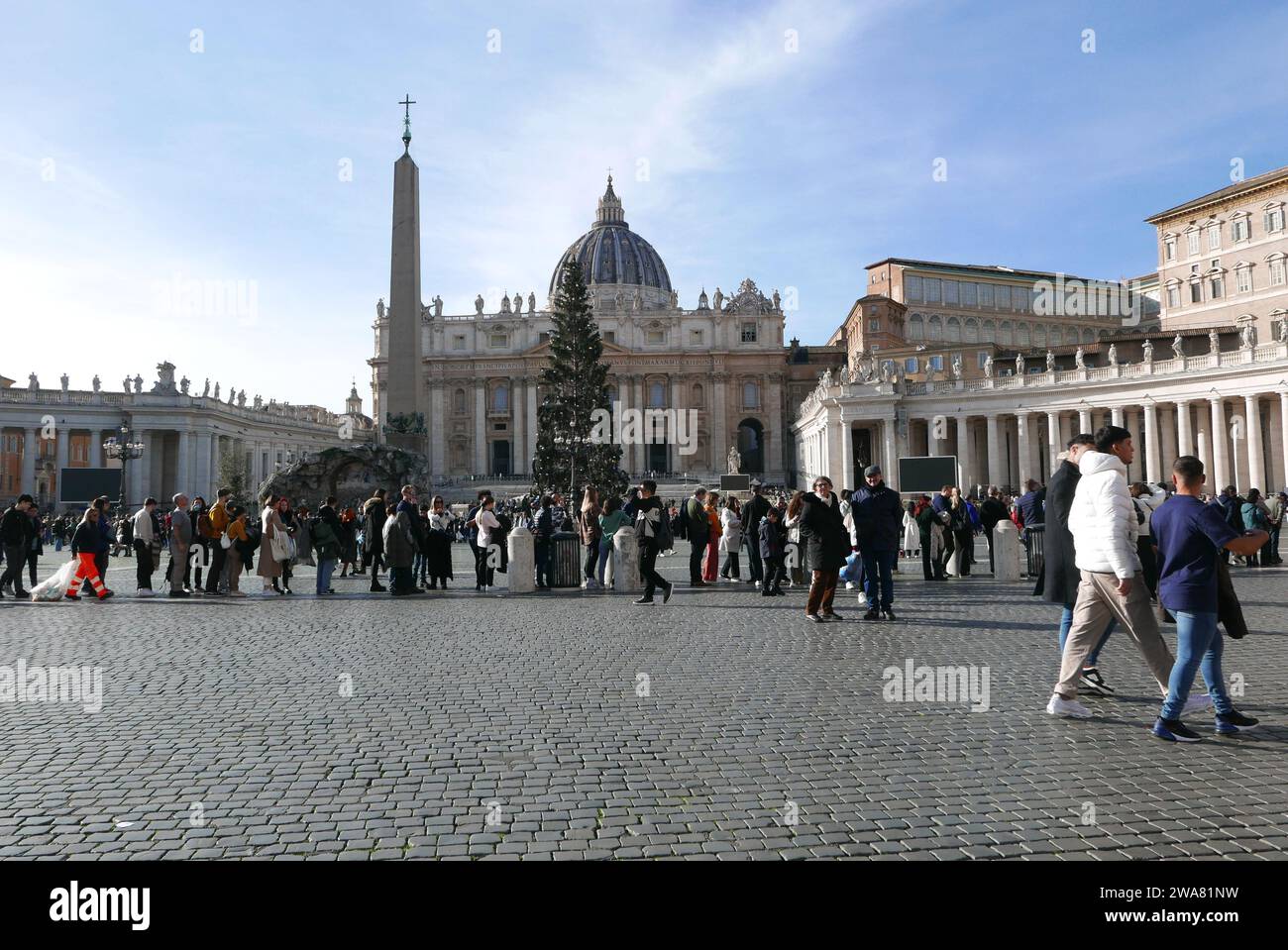 Roma, Italia. 2 gennaio 2024. L'albero di Natale e il presepe a St. Piazza Pietro, Roma, 2 gennaio 2024. (Foto di Elisa Gestri/Sipa USA). Credito: SIPA USA/Alamy Live News Foto Stock