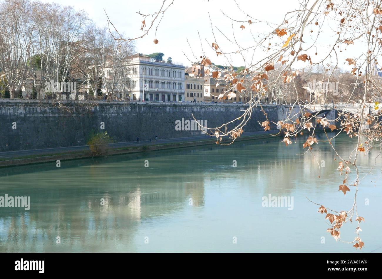 Roma, Italia. 2 gennaio 2024. Un colpo del fiume Tevere, Roma, Italia, 2 gennaio 2024. (Foto di Elisa Gestri/Sipa USA). Credito: SIPA USA/Alamy Live News Foto Stock