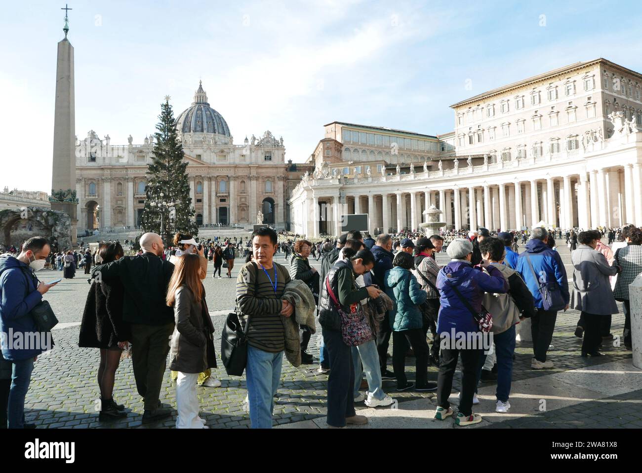 Roma, Italia. 2 gennaio 2024. La coda dei turisti a St. Piazza Pietro, Roma, 2 gennaio 2024. Sullo sfondo, il tradizionale albero di Natale. (Foto di Elisa Gestri/Sipa USA). Credito: SIPA USA/Alamy Live News Foto Stock