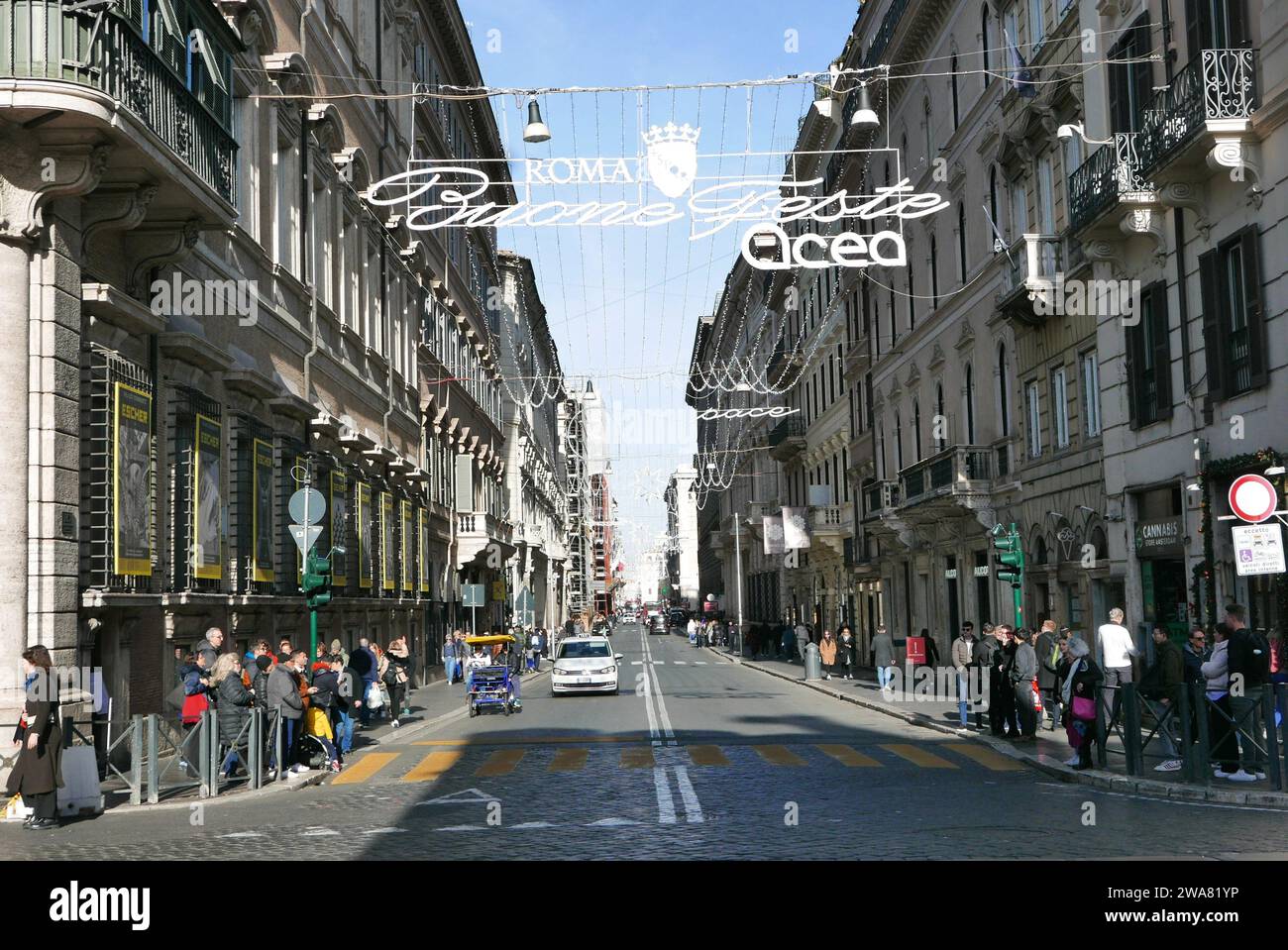 Roma, Italia. 2 gennaio 2024. Una foto di via del corso, Roma, Italia, 2 gennaio 2024. (Foto di Elisa Gestri/Sipa USA). Credito: SIPA USA/Alamy Live News Foto Stock