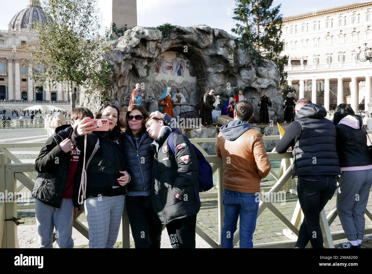 Roma, Italia. 2 gennaio 2024. Uno scatto del presepe ambientato a St. Piazza Pietro, Roma, 2 gennaio 2024. Quest'anno la Santa sede onora San Francesco d'Assisi, che creò il primo presepe in una grotta di Greccio la vigilia di Natale del 1223. (Foto di Elisa Gestri/Sipa USA). Credito: SIPA USA/Alamy Live News Foto Stock