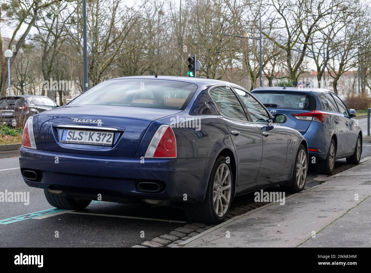 Nancy, Francia - Blue Maserati Quattroporte GTS parcheggiata in una strada. Foto Stock