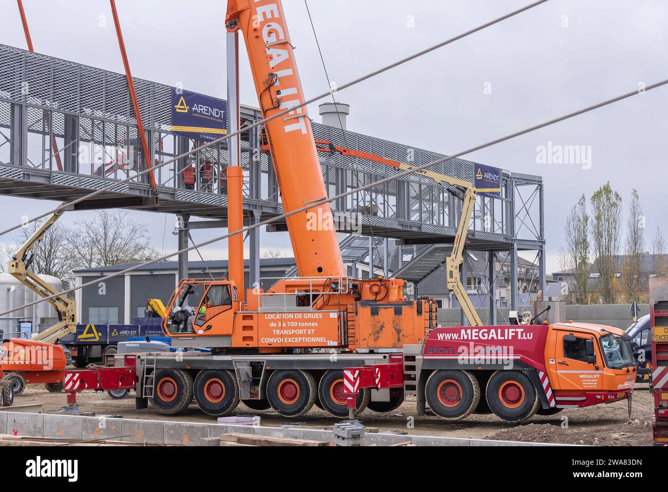 Lussemburgo, Lussemburgo - Orange mobile Crane Grove GMK6300L in cantiere. Foto Stock