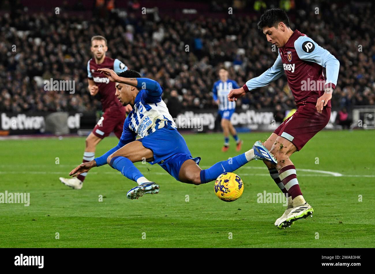 Londra, Regno Unito. 2 gennaio 2024. João Pedro (Brighton) passa sotto sfida da Edson Alvarez (West Ham) durante la partita West Ham vs Brighton Barclays Premier League allo Stadio di Londra a Stratford. Questa immagine è SOLO per USO EDITORIALE. Licenza richiesta dal Football DataCo per qualsiasi altro uso. Crediti: MARTIN DALTON/Alamy Live News Foto Stock