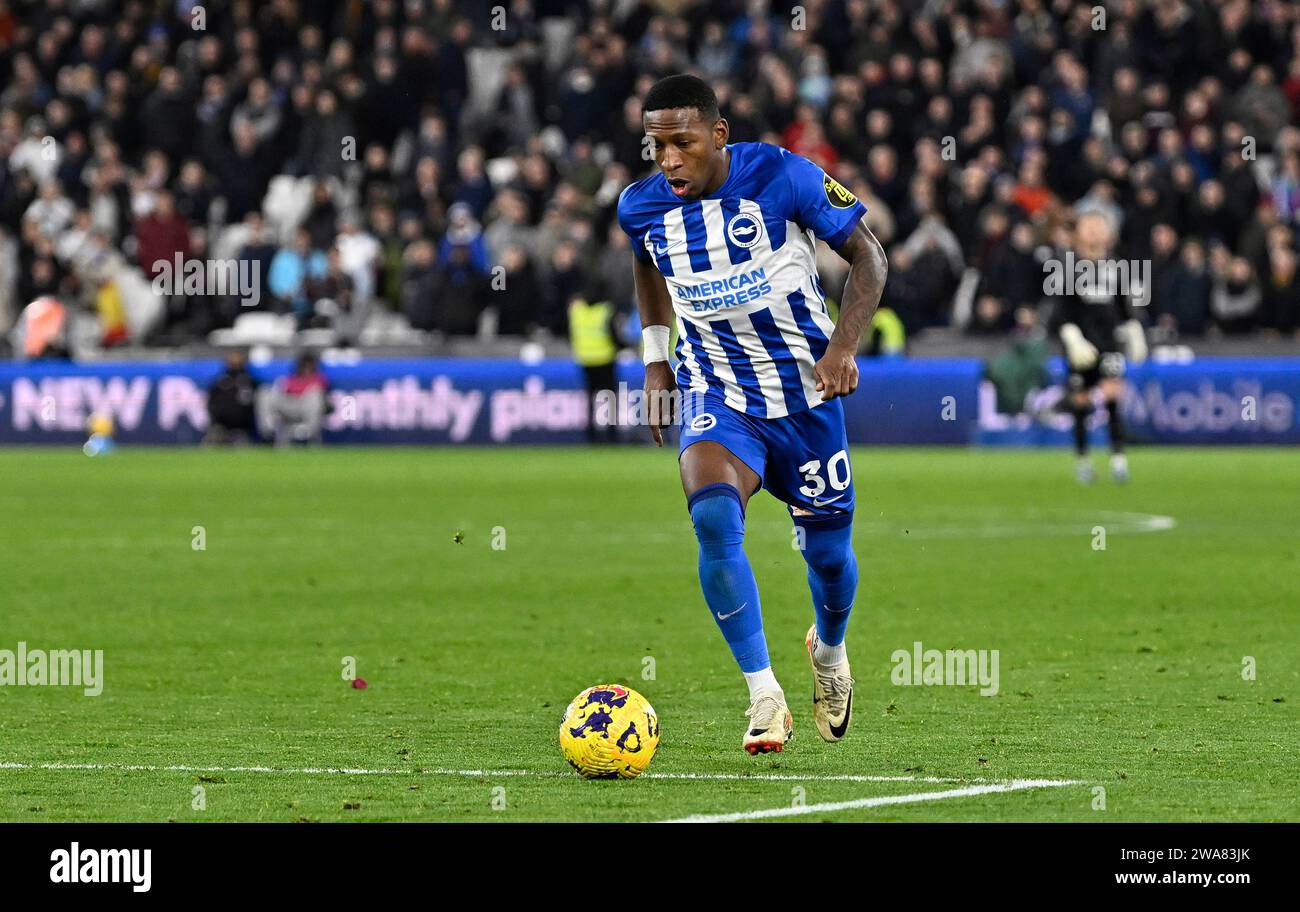 Londra, Regno Unito. 2 gennaio 2024. Pervis Estupiñán (Brighton) durante la partita di Premier League tra West Ham e Brighton Barclays al London Stadium Stratford. Questa immagine è SOLO per USO EDITORIALE. Licenza richiesta dal Football DataCo per qualsiasi altro uso. Crediti: MARTIN DALTON/Alamy Live News Foto Stock