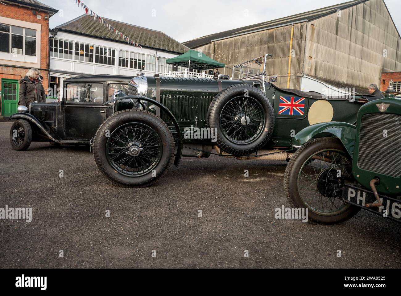 Auto pre-Guerra allo spettacolo di Capodanno di Brooklands, 2024 Foto Stock