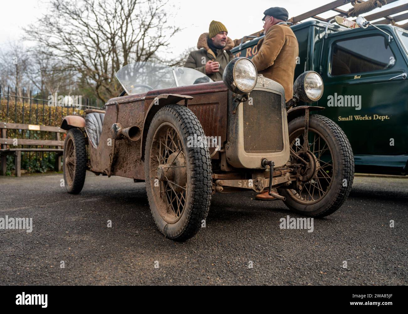 Salite su una collina fangosa per le auto Austin Seven e Pre War allo spettacolo Brooklands New Years Day, 2024 Foto Stock