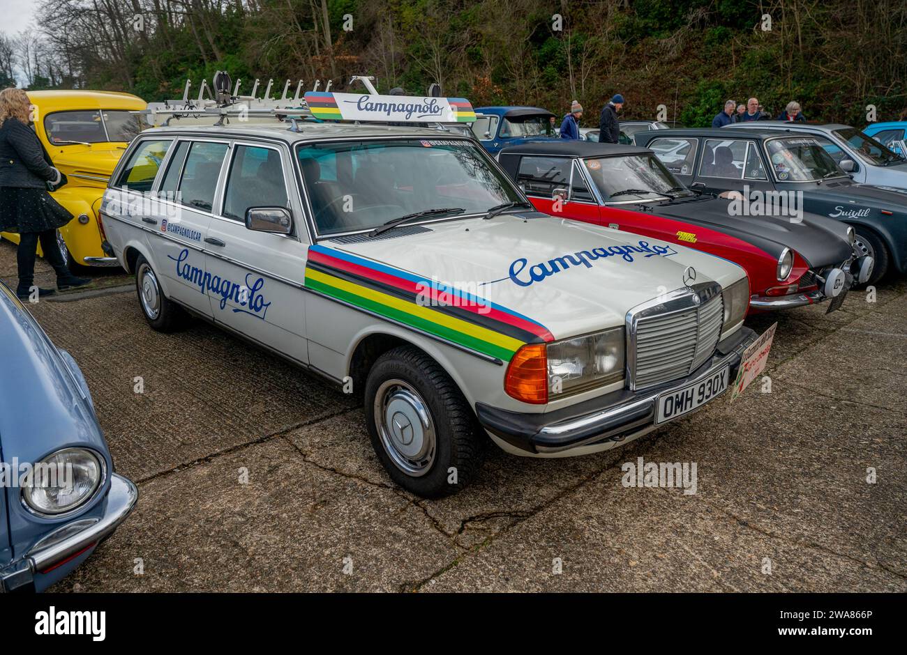 Mercedes Benz 280TE W123 estate al Brooklands New Year Day Car Meet, 2024 Foto Stock