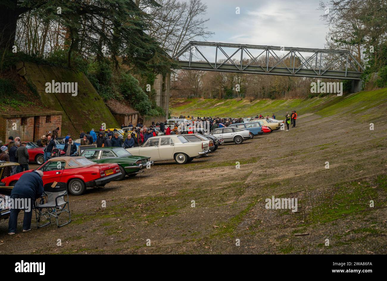 Il famoso circuito banked al Brooklands New Years Day Show, 2024 Foto Stock