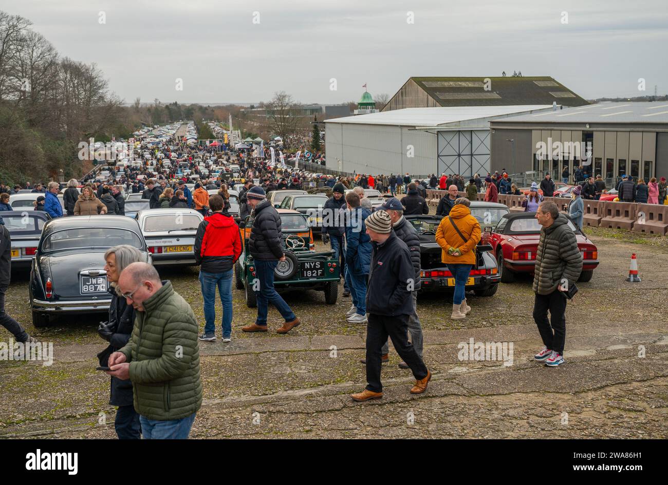 Il traguardo di partenza è stato completato con vetture pre-1994 al Brooklands New Years Day Show, 2024 Foto Stock