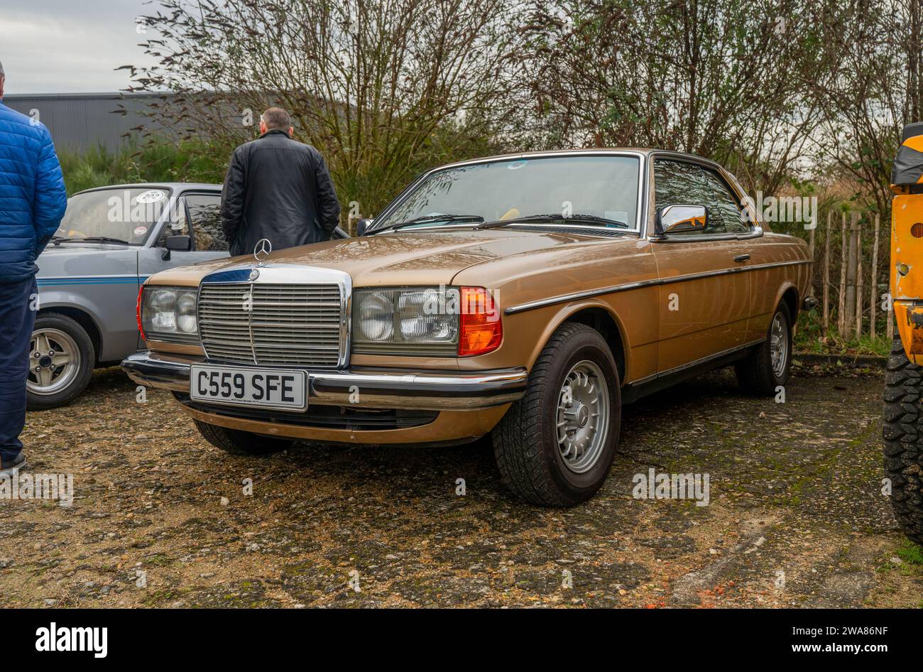 Mercedes Benz W123 Coupé al Brooklands New Year Day Meet, 2024 Foto Stock