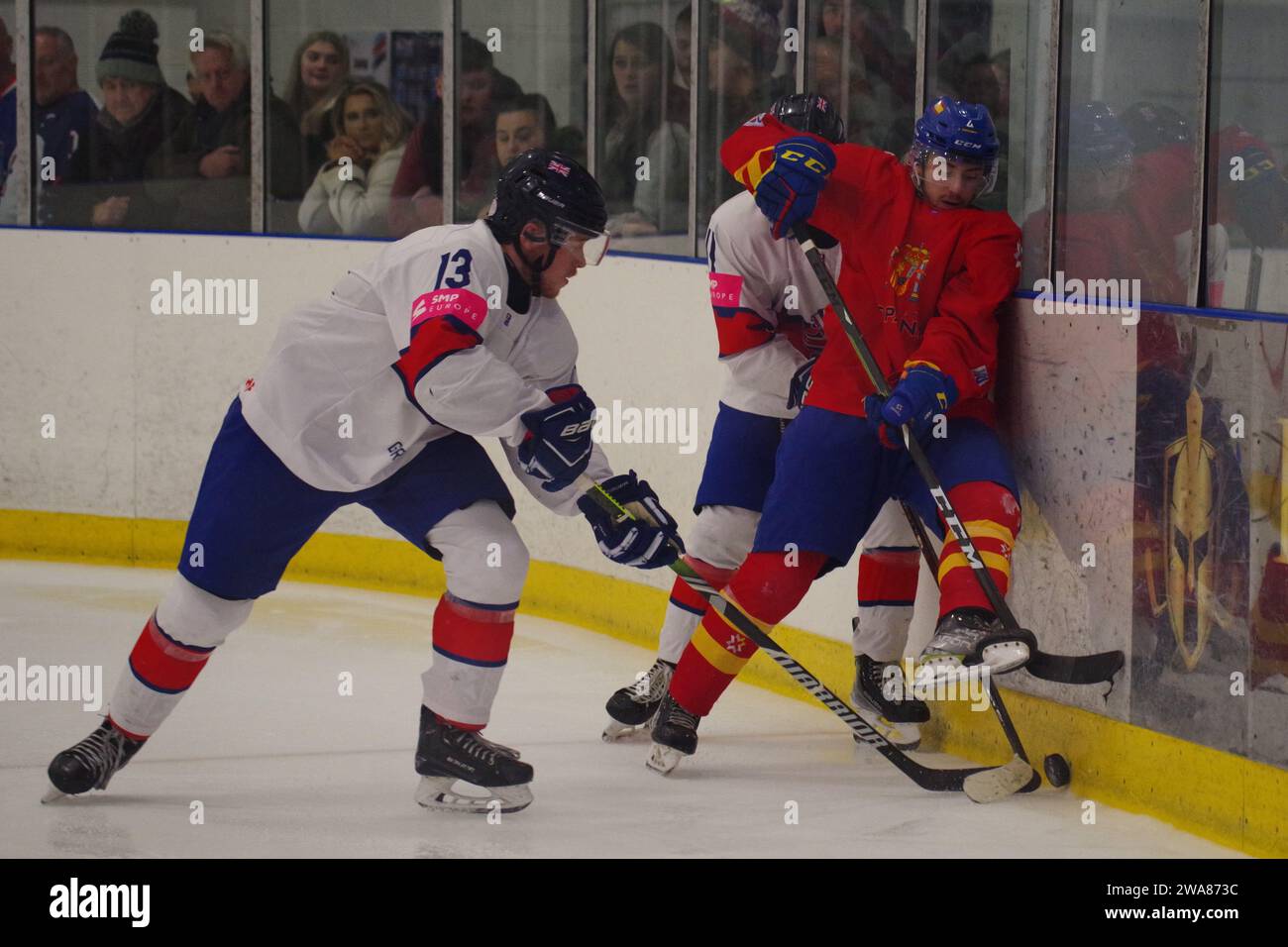 Dumfries, 15 dicembre 2023. Bernard Brown giocò per la Gran Bretagna e Jorge Gonzalez giocò per la Spagna in una partita del 2024 IIHF Ice Hockey U20 World Championship, Division II, gruppo A al Dumfries Ice Bowl. Crediti: Colin Edwards Foto Stock