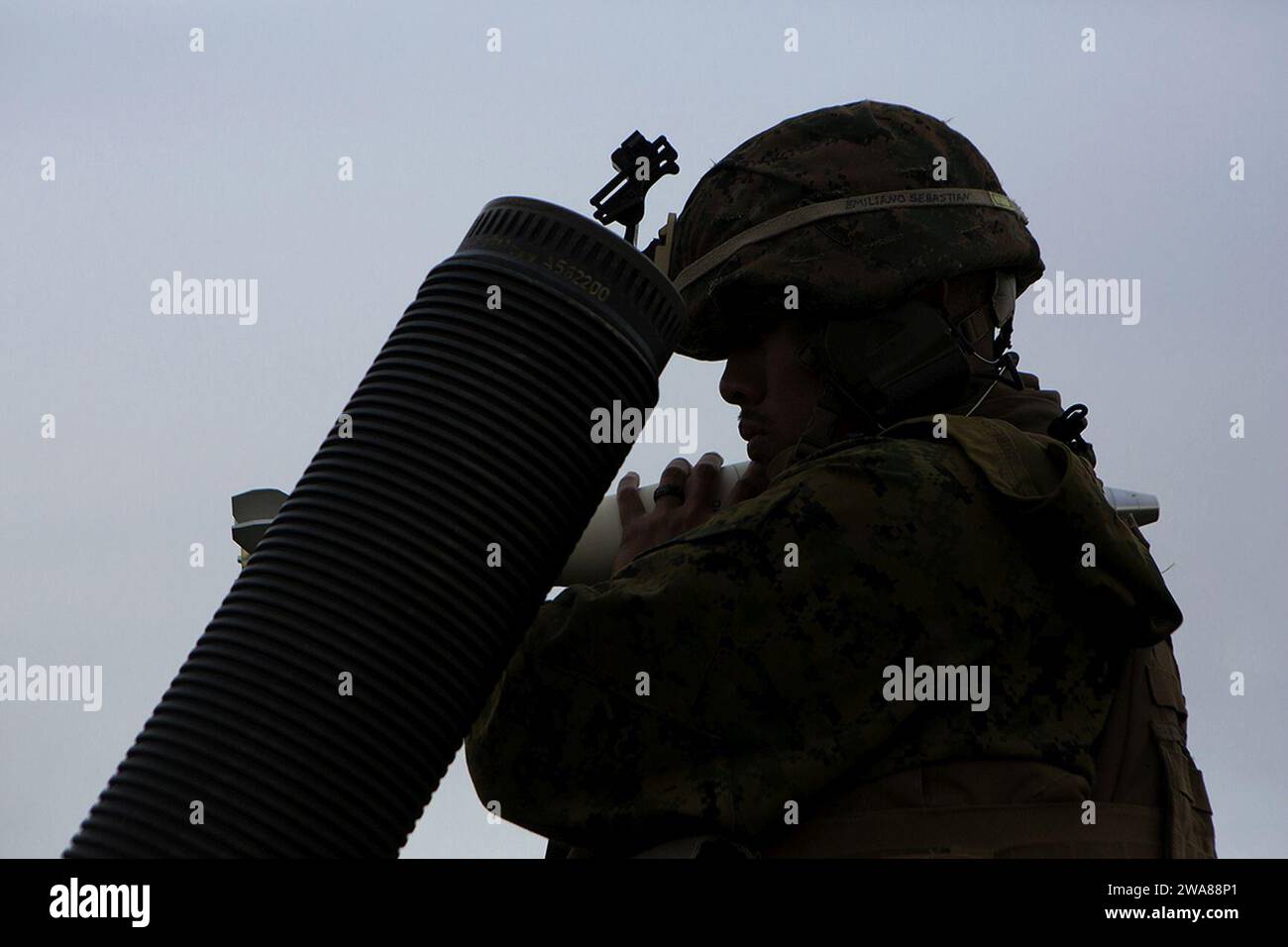 Forze militari STATUNITENSI. 170320MS784-088, CAPU MIDIA, Romania (20 marzo 2017)—CPL. Sergio Martinez della 24th Marine Expeditionary Unit (MEU) si prepara a caricare un'illuminazione M930 intorno a un mortaio M327 presso il campo di addestramento di Capu Midia in Romania, durante l'esercitazione Spring Storm 2017, 20 marzo. Il 24o MEU ha partecipato all'evoluzione della formazione marittima bilaterale condotta dalla Romania. Il 24th MEU è schierato con il Bataan Amphibious Readiness Group per sostenere le operazioni di sicurezza marittima e gli sforzi di cooperazione per la sicurezza del teatro nelle aree operative della 5th e della 6th Fleet degli Stati Uniti. (Corpo dei Marines degli Stati Uniti Foto Stock